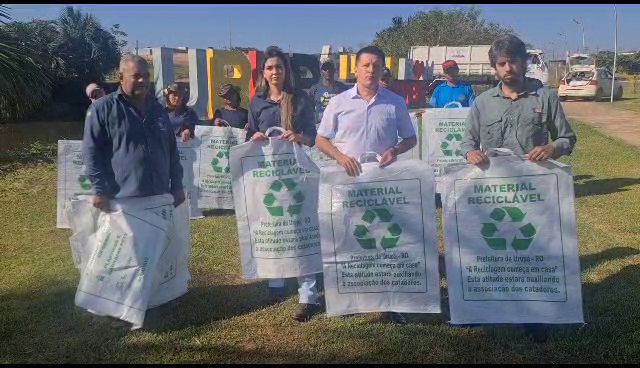 Prefeitura inicia a coleta seletiva na cidade de Urupá com a entrega de sacolas de lixos recicláveis aos moradores do bairro Jardim Urupá.